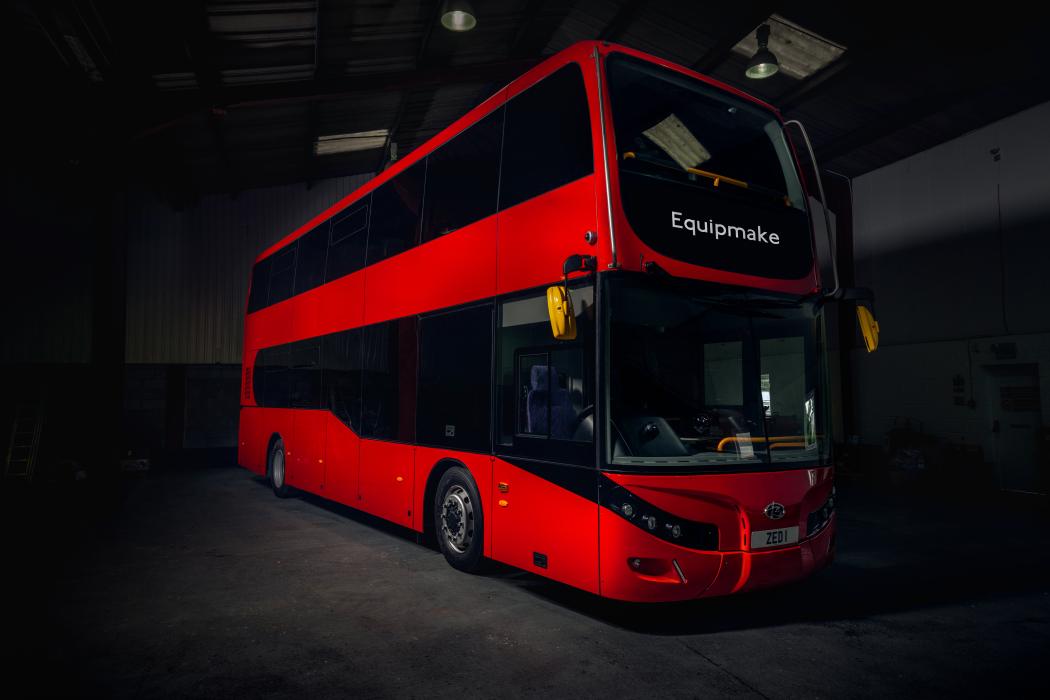 BU: 475 Mio. km legen die Busse auf Londons Straßen jährlich zurück – der Jewel E wurde speziell für den anspruchsvollen täglichen Einsatz entwickelt und ist der erste Elektrobus, der die neuesten Spezifikationen und Anforderungen in puncto Bus-Sicherheitsstandards von Transport for London (TfL) für das Jahr 2024 erfüllt. (Foto: Equipmake)