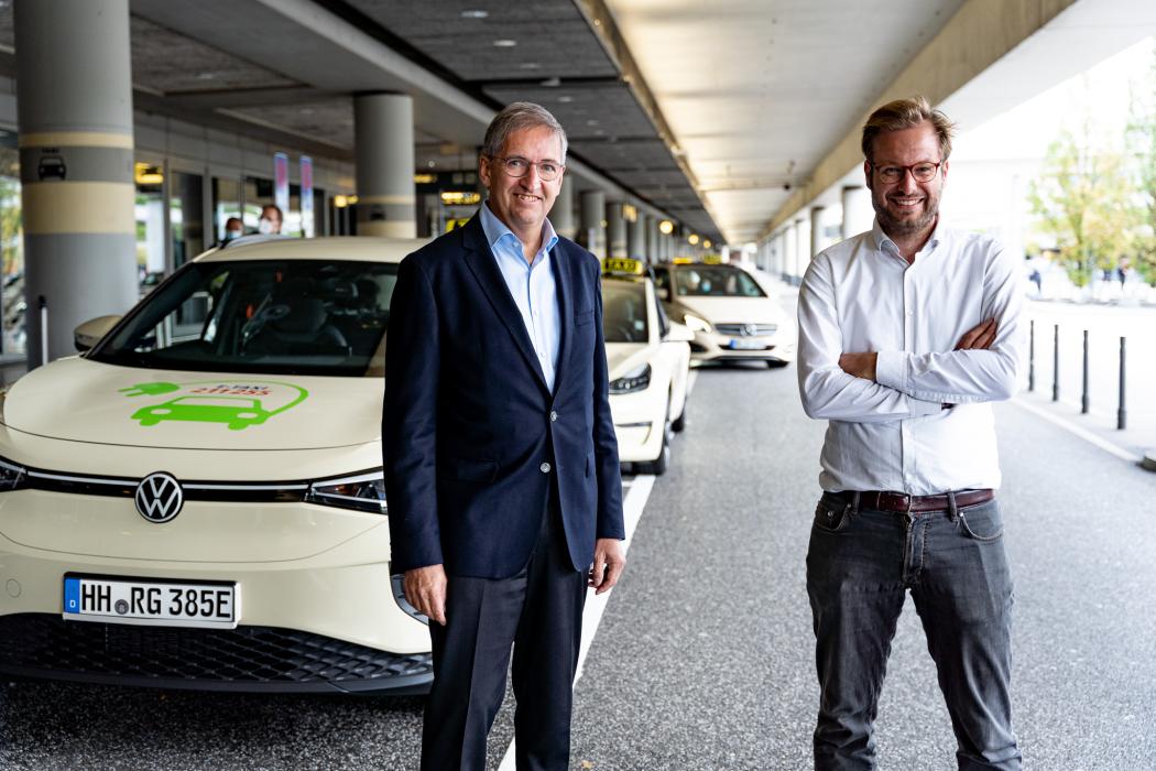 Airport-Chef Michael Eggenschwiler (l.) und Senator Anjes Tjarks eröffneten die neuen Parkplätze für Elektrotaxis direkt an den Terminals. (Foto: Oliver Sorg/Hamburg Airport)