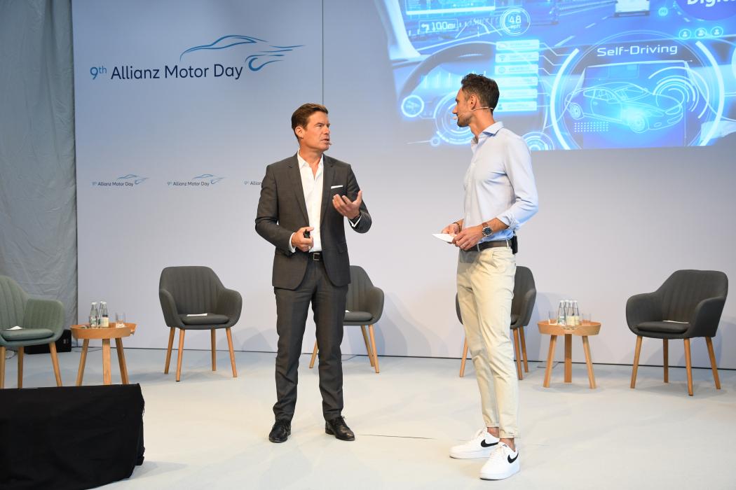 Frank Sommerfeld (l.) berichtete dem Moderator Fero Andersen beim 9. Allianz Autotag von der neu aufgestellten Versicherung für Elektroautos und Hybridfahrzeuge. (Foto: Dietmar Fund)