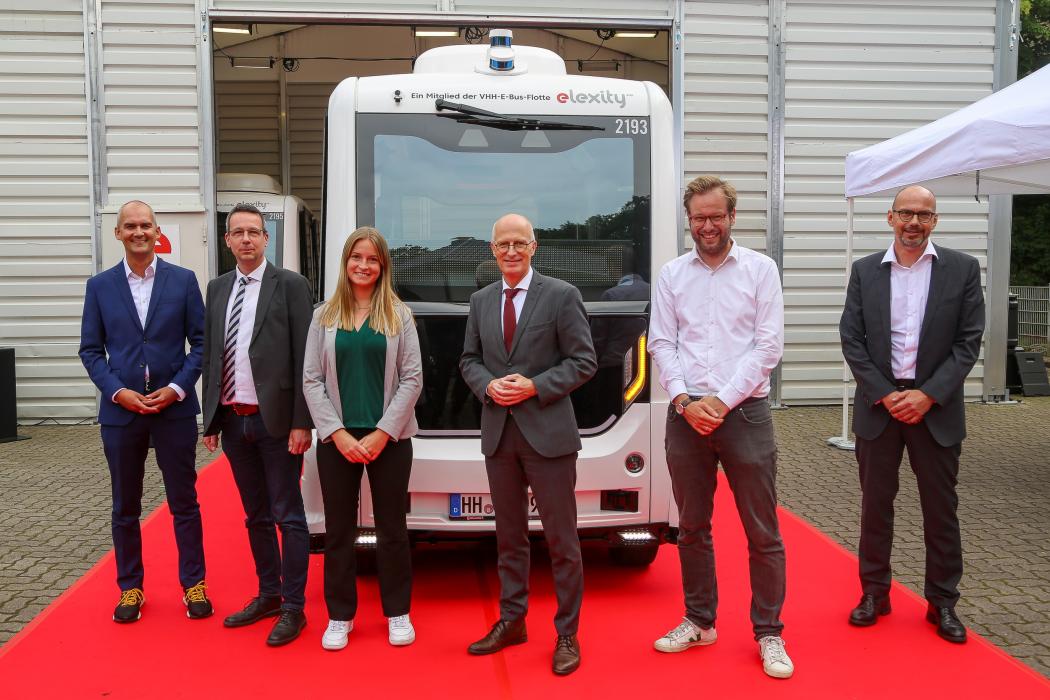 Großer Bahnhof für den kleinen Robo-Bus (v.l.n.r): Andree Hohm (Continental), Ulf von Krenski (Kommissarischer Leiter des Bezirksamtes Bergedorf), Sarah Kern (EasyMile), Peter Tschentscher (Erster Bürgermeister der Freien und Hansestadt Hamburg), Anjes Tjarks (Senator für Verkehr und Mobilitätswende der FHH), Toralf Müller (Geschäftsführer der Verkehrsbetriebe Hamburg-Holstein). | Foto: VHH