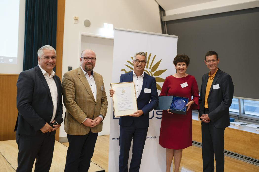 Eucusa-Award-Verleihung 2021 (v.l.): Mario Filoxenidis, Peter Aichberger (beide Geschäftsführer Eucusa), Franz Märzinger (Leitung Vertrieb und Marketing Banner GmbH), Christa Freudenthaler (Marketing Banner GmbH) und Uwe Baco (Eucusa Projektleiter). (Foto: Eucusa/Matthias Nemmert)