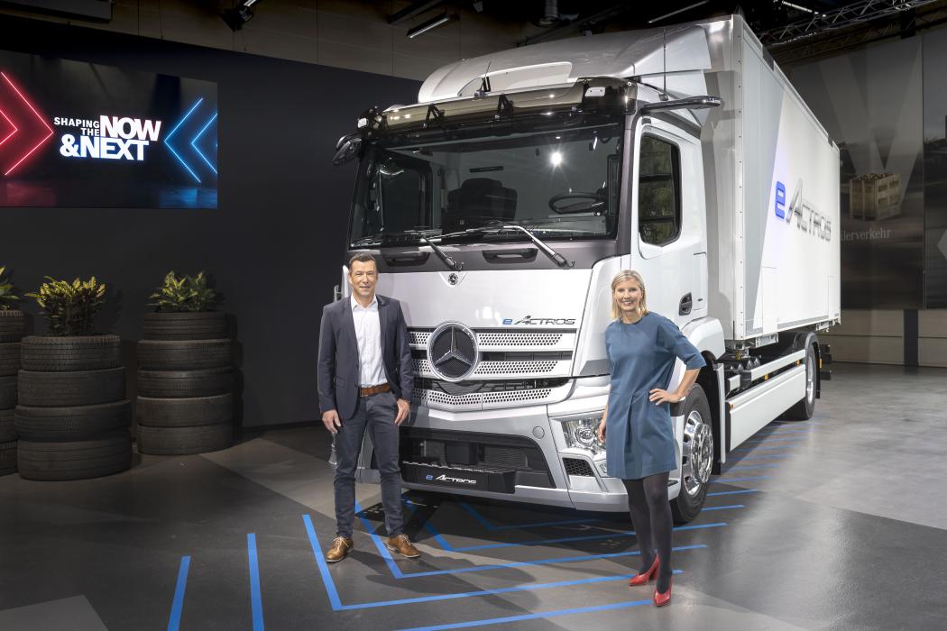 (v.l.n.r.) Andreas von Wallfeld (Leiter Marketing, Vertrieb und Service Mercedes-Benz Lkw) und Karin Rådström (Vorstandsmitglied Daimler Truck AG und Leiterin Mercedes-Benz Trucks). (Foto: Daimler AG)