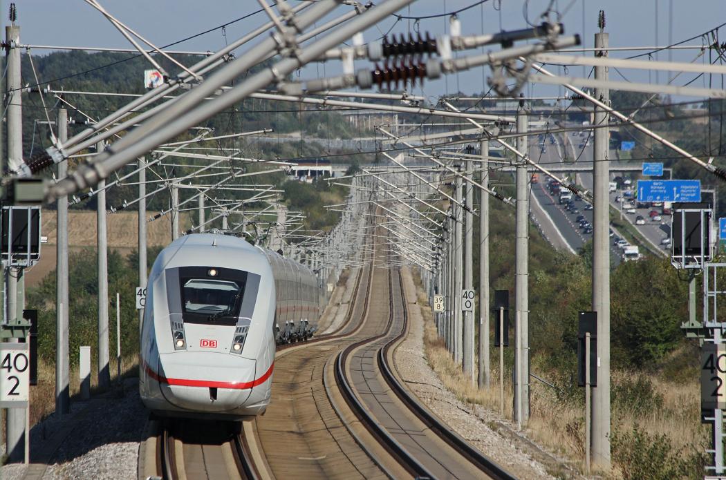 Straße vor Schiene: Das Netzwerk Europäischer Eisenbahnen kritisiert die mangelnde Transparenz in der Kostenbilanz und dass die positiven Umwelteffekte der Schiene nicht deutlich würden. | Foto: DB