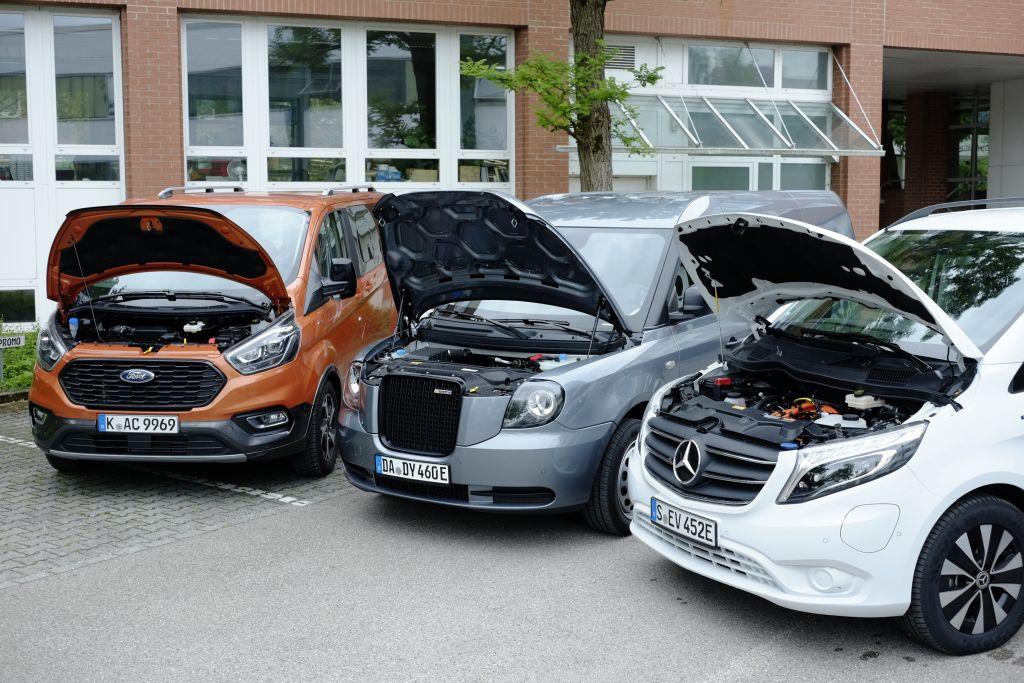 Drei unter Strom verschiedener Stärke: 48-Volt-Mild-Hybrid MHEV im Ford Tourneo, Plug-in-Hybrid REEV im LEVC VN5 und vollelektrisches BEV im eVito Tourer. | Foto: J. Reichel