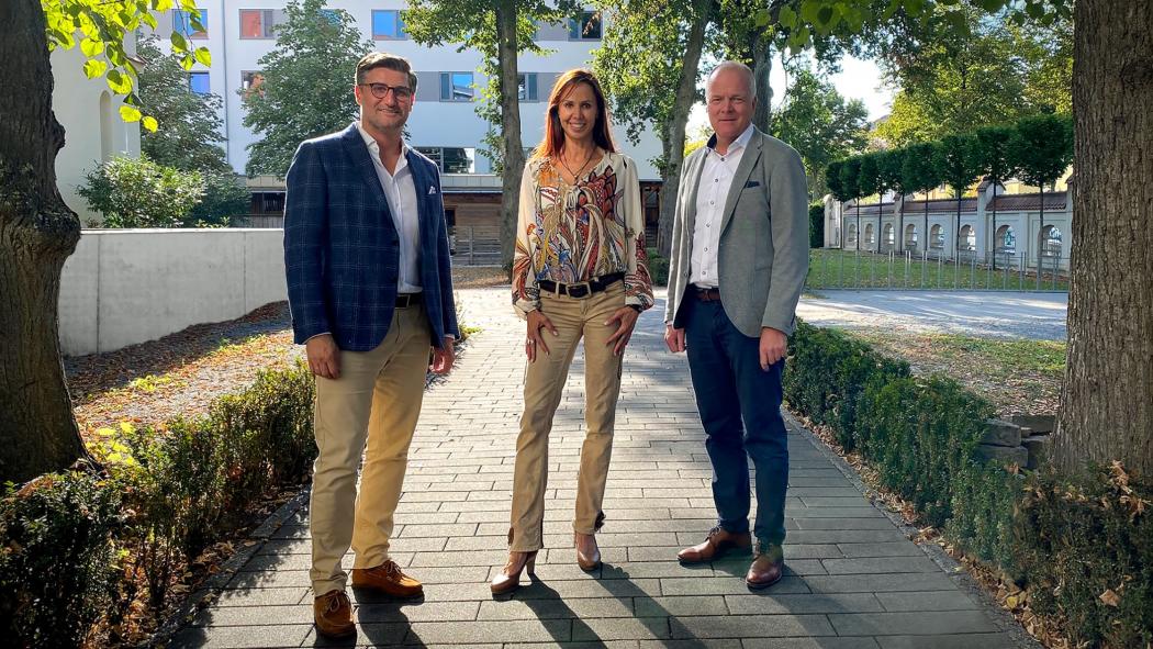 Verstärkung am neuen Gebrüder Weiss-Standort Straubing: Alexander Eberharter, Strategische Geschäftsentwicklung Deutschland (links), und Werner Dettenthaler, Geschäftsführer Landverkehr Deutschland (rechts), mit Katja Wolf, Managementteam Straubing (alle Gebrüder Weiss). Foto: Gebrüder Weiss