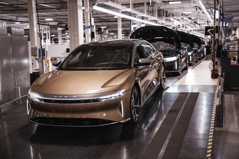 Geschafft! Lucid Motors fertigt die ersten Air-Modelle für Kunden. | Foto: Lucid Motors