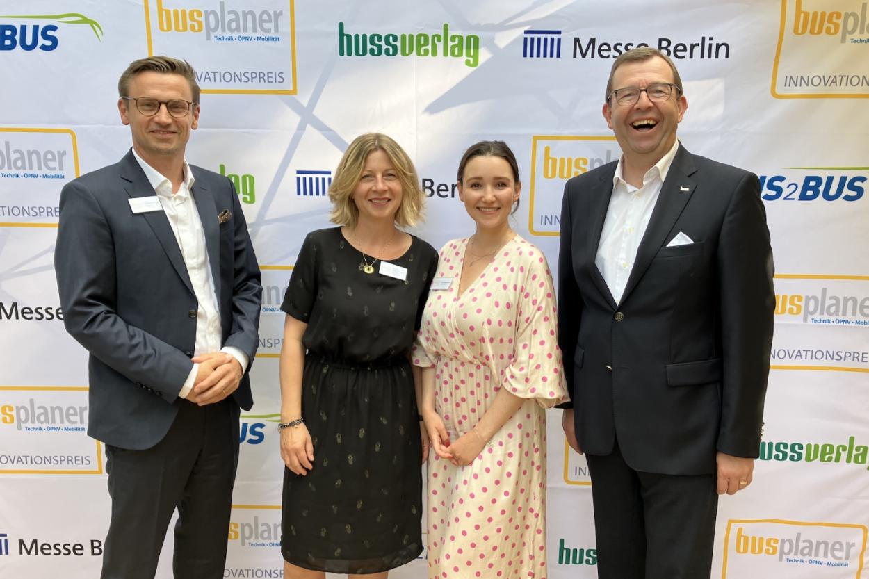 Gute Laune war Trumpf beim Award-Abend des busplaner Innovationspreises 2023. Ein gutes Team waren dabei Messe Berlin und HUSS-VERLAG, v.l. der neue BUS2BUS-Produktmanager Steve Burkhard-Kleist, Kerstin Kube-Erkens (Director BUS2BUS bei der Messe Berlin), Julia Mogilevska (Teamleitung Marketing &amp;amp; Events im HUSS-VERLAG) und HUSS-VERLAG-Geschäftsführer Rainer Langhammer. (Foto: HUSS-VERLAG/Frederik Dulay-Winkler)