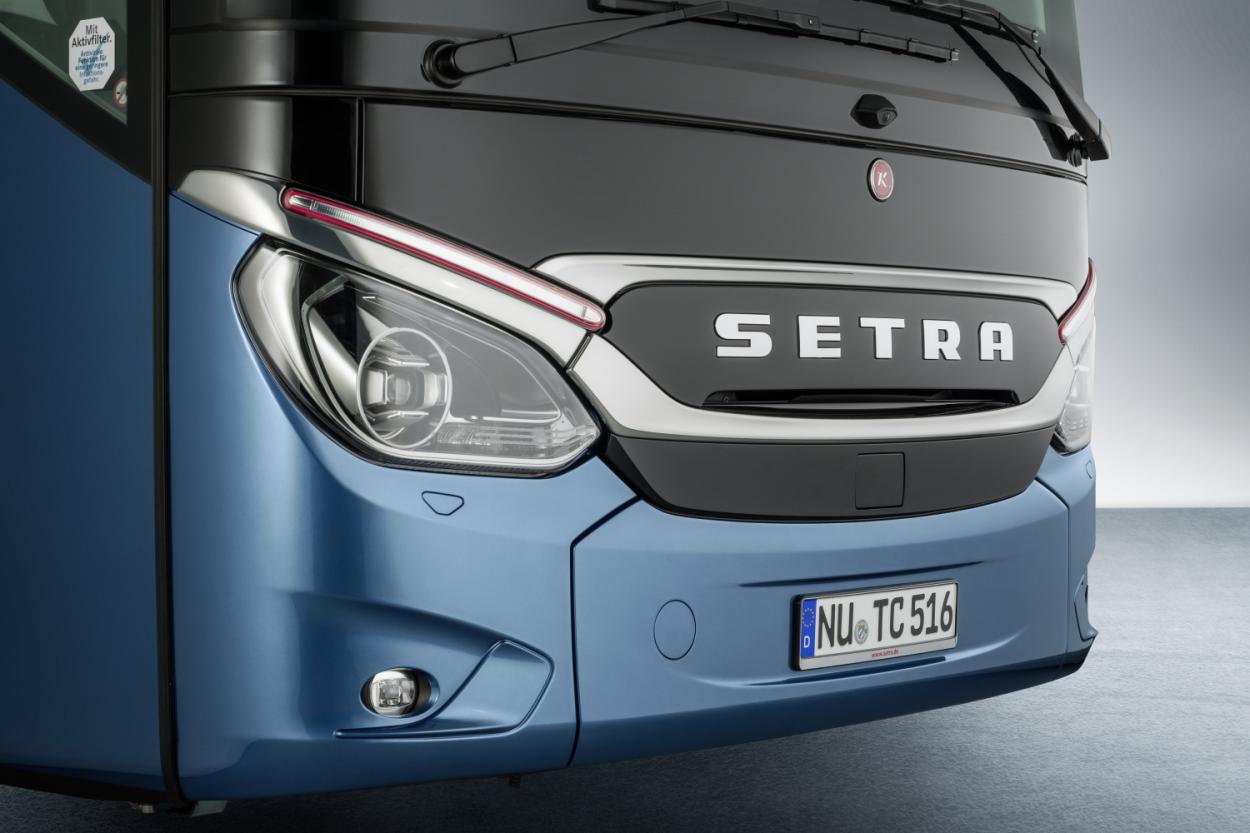 Der Setra S 516 HDH TopClass 500 ist 12,295 m lang, 2,55 m breit bzw. 3,77 m hoch und ist mit 44 Sitzen bestuhlt sowie einem Fahrersitz. (Bilder: Daimler Trucks, Setra)