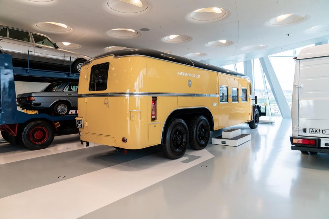 Ein Briefeinwurfschlitz mit glanzpolierter Metallklappe, Kundenschalter für den Briefmarkenkauf oder Paketversand – und auch die Möglichkeit zur Aufgabe von Telegrammen und Führen von Telefongesprächen: Der Mercedes-Benz Omnibus O 10000 diente bis in die 1970er-Jahre als Postamt auf Rädern im Nachbarland Österreich, Außenansicht von rechts hinten. (Foto: Mercedes-Benz-Museum)