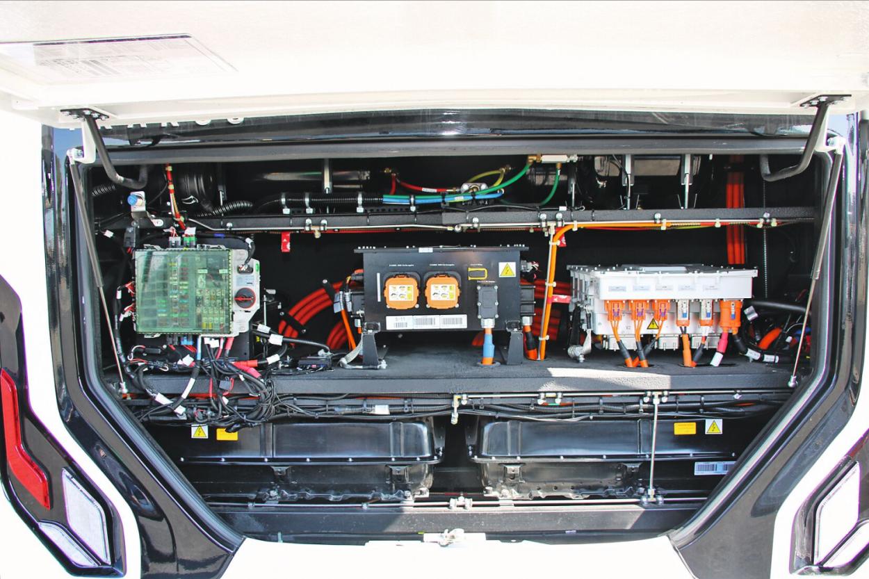 Sauber platziert: die verschiedenen Antriebsaggregate. Auf unserem Foto sind zwei der heckseitig verbauten Batteriepakete zu erkennen. Bild: Bünnagel 