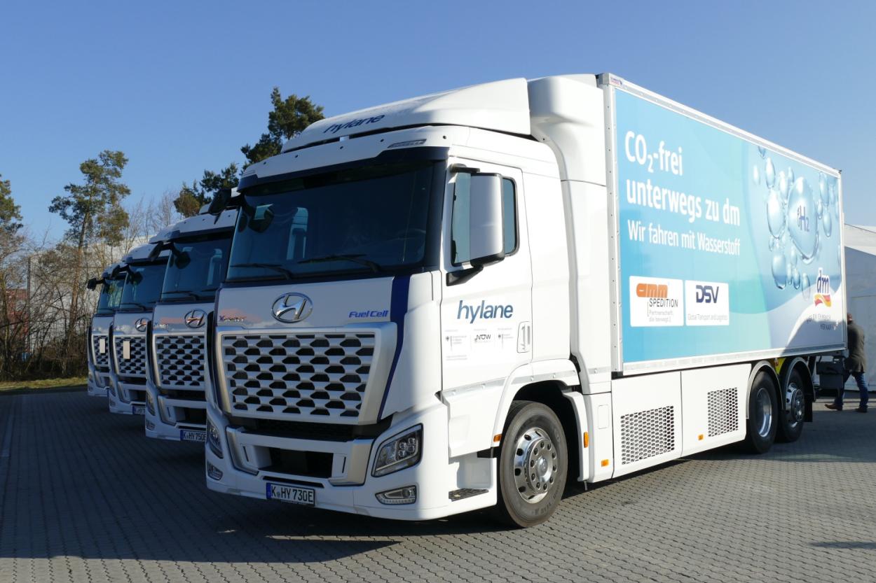 Mit vier Hyundai Excient Brennstoffzellen-Trucks will die Drogerie-Markt-Kette dm die Tauglichkeit von H2-Trucks in ihren Lieferketten untersuchen. 