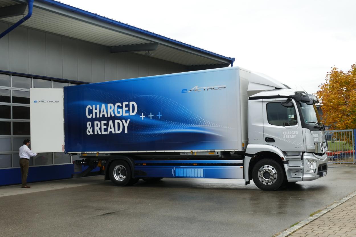 Der eActros 300 ist ein ausgewachsener 18-Tonner mit genügend Nutzlast (7.500 kg) und Reichweite. 