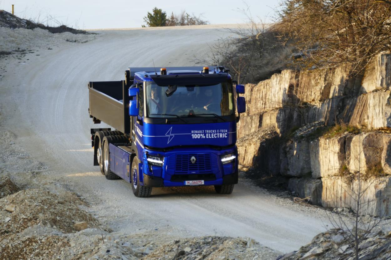 Als 6x2-Abroller ist der Renault C E-Tech ideal fürs Baugeschäft...