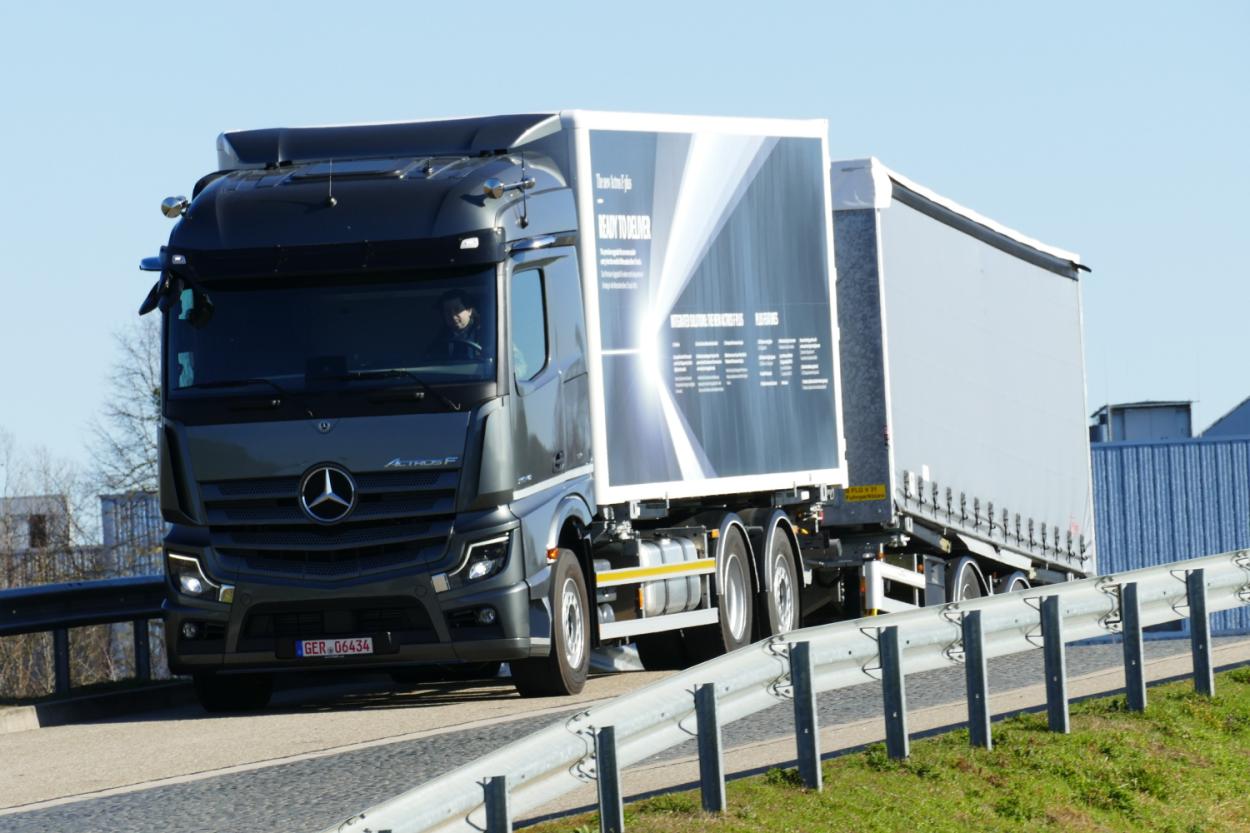 Die Fahrt mit dem Actros F plus 2548 ist gleichzeitig unser erster Kontakt mit dem stark überarbeiteten „Brot- und Butter“-Motor, Daimlers OM 471.