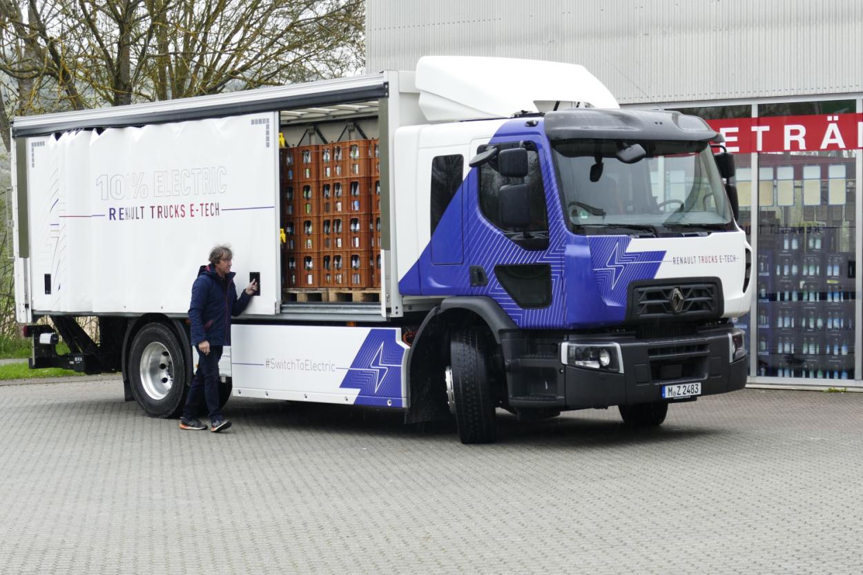 Der Getränkevertrieb ist der ideale Einsatz für den 18-Tonner-E-Truck. Unser Renault D-Wide E-Tech ist mit einem sehr hochwertigen Curtainsider-Aufbau von Getränke-Aufbau-Spezialist Robert Orten (Bernkastel-Kues) bestückt. Die verstärkte Schiebeplane erfüllt die Ladungssicherung nach Code XL und lässt sich kinderleicht öffnen und schließen. Die Verbrauchsmessung erfolgte diesmal über die Renault Optifleet-Telematik – sehr genau, wie sich am Schluss herausstellen sollte.