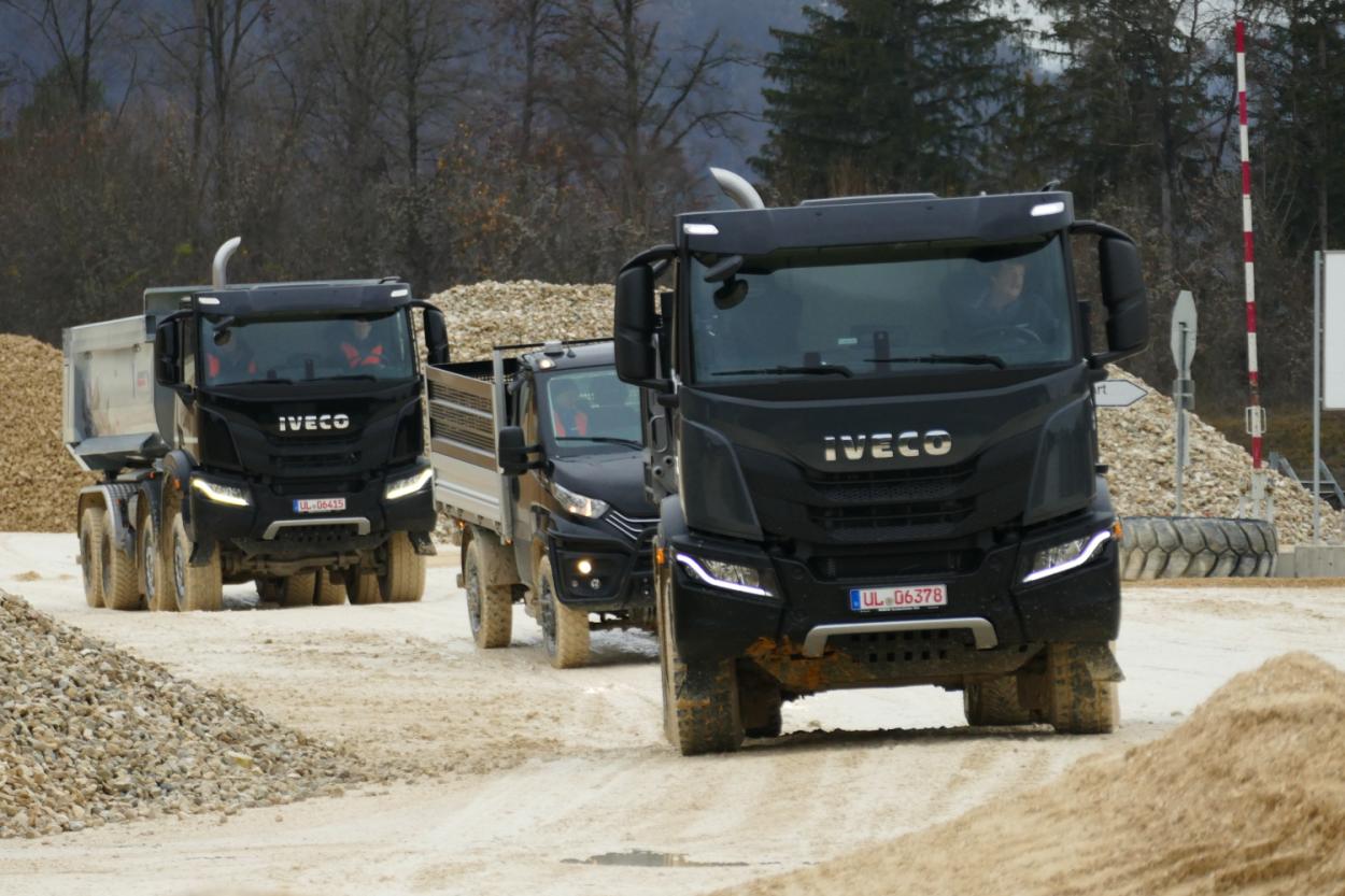 Mahlt sich spurtreu auch durch tiefstes Geläuf: Der 8x8 T-Way ist Ivecos schwerstes Geschütz im Allrad-Segment – jetzt mit neuer Achsaufhängung für die blatt- und luftgefederten Doppelachs-Aggregate. Foto: rod