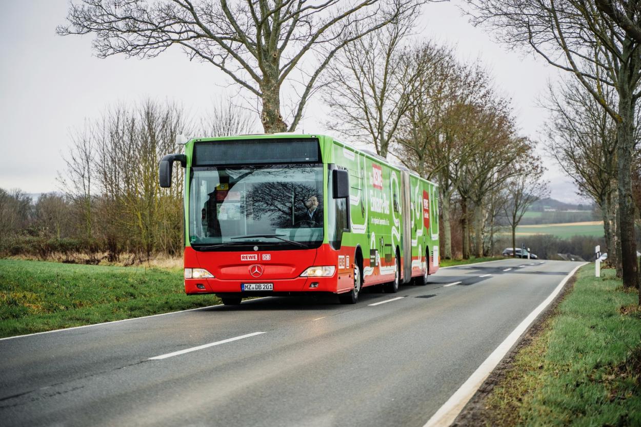 Ab Frühjahr ist der 18-m-lange Einkaufs-Bus unterwegs. (alle Fotos: Deutsche Bahn AG/Dominik Schleuter)