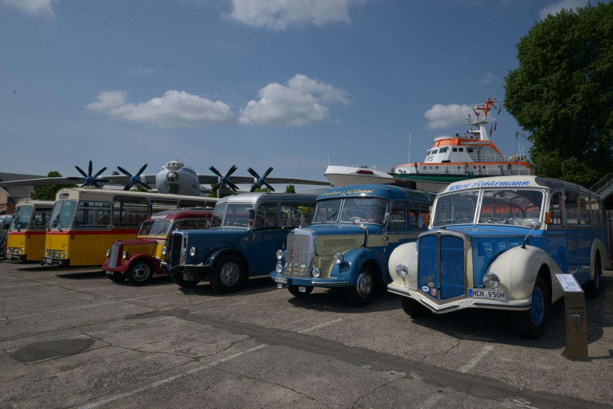 Vor spektakulärer Kulisse haben die Museumsbesucher Gelegenheit, unzählige historische Omnibusse aus unmittelbarer Nähe zu erleben, die Raritäten zu fotografieren und sich mit den Oldtimer-Besitzern auszutauschen. (Foto: Technikmuseen Sinsheim und Speyer)