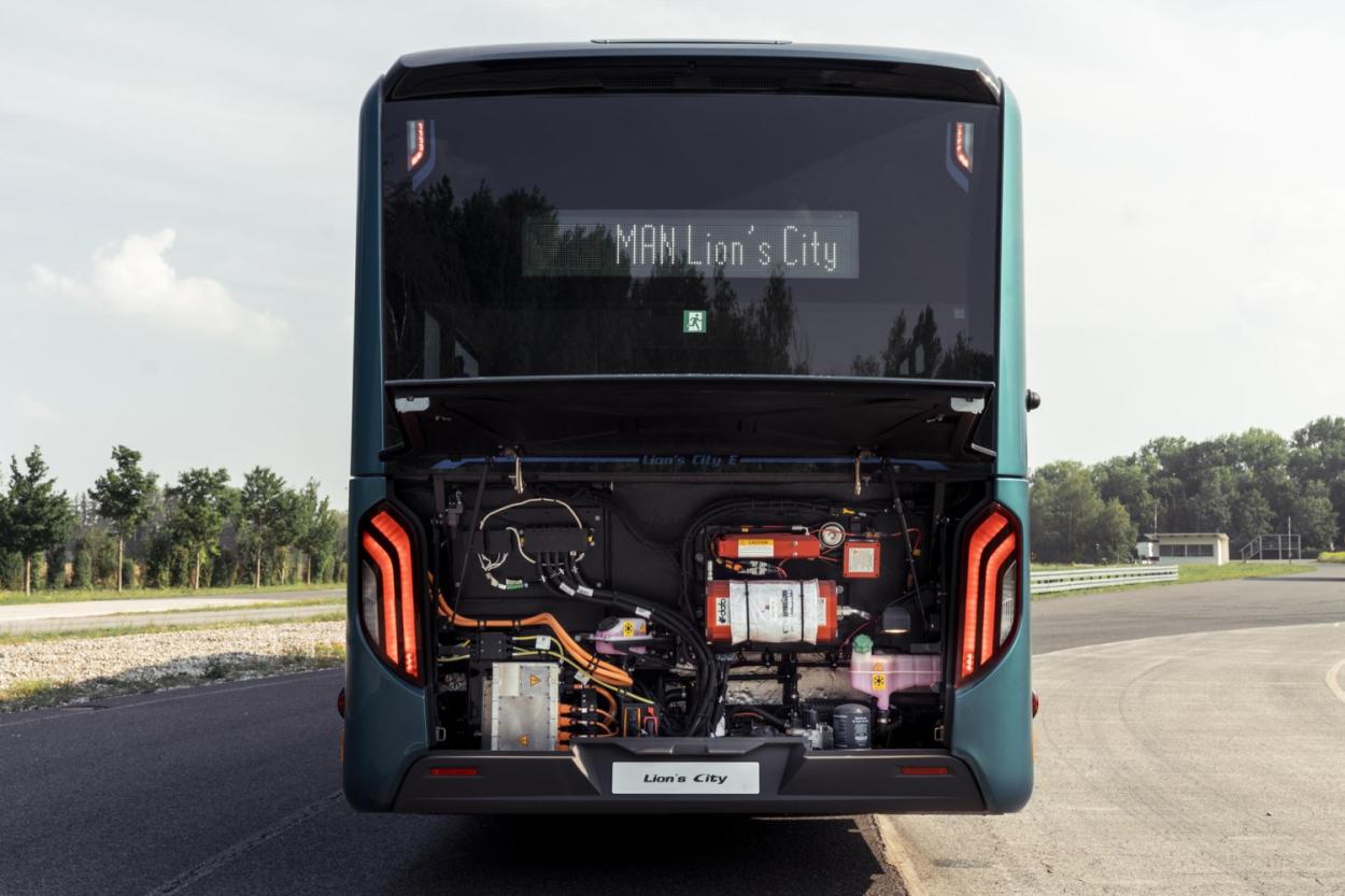 Angetriebven wird der 18 E durch zwei angetriebene Achsen sowie zwei elektrische Zentralmotoren.