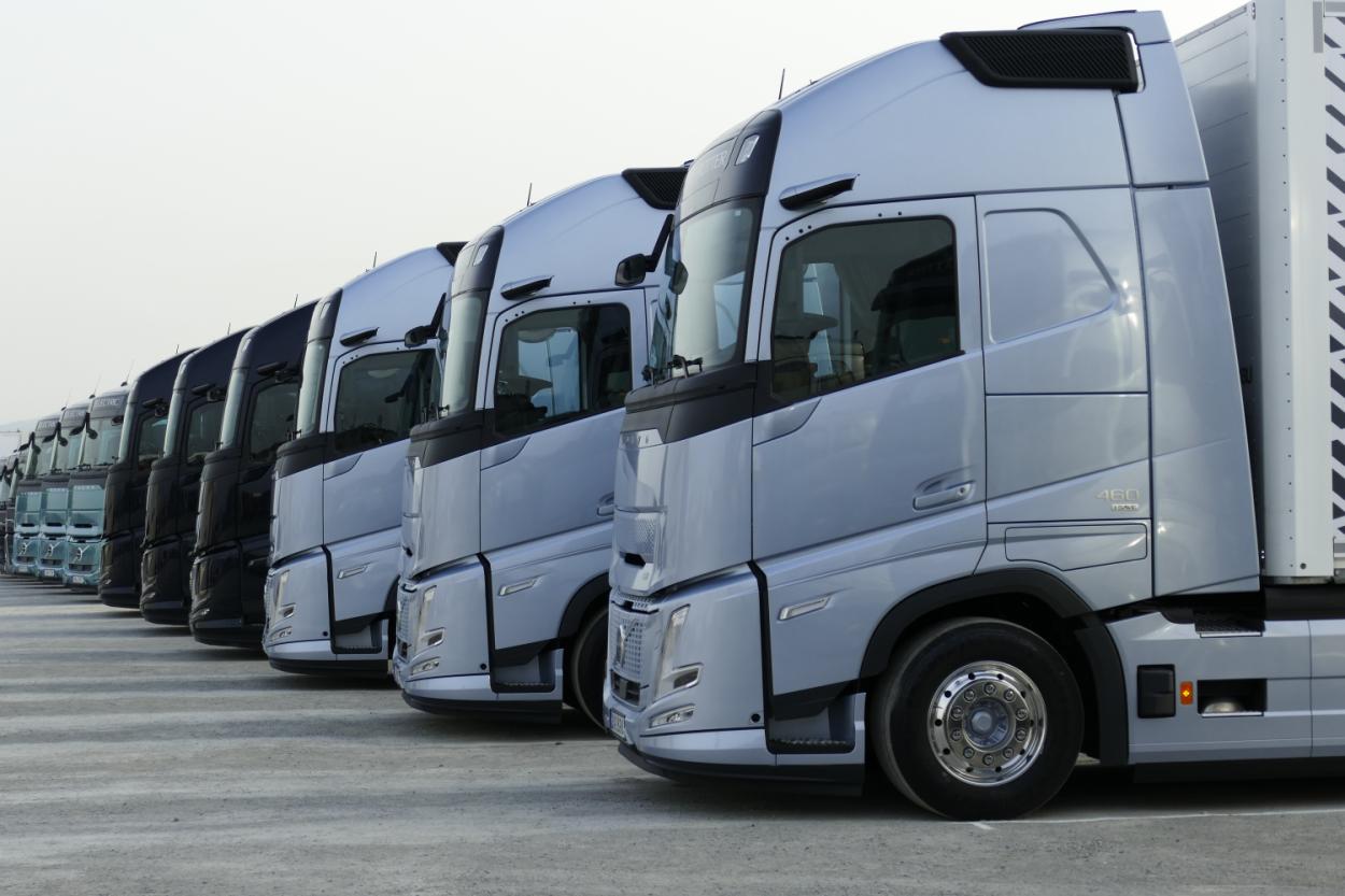 Der Volvo FH in „Aero“-Ausführung zeigt eine deutlich längere Front in Keilform. Die Verlängerung reicht in der Höhe nur bis Unterkante Windschutzscheibe. Die bewährte FH-Form ohne Verlängerung gibt es weiterhin. Der FM bekommt die Verlängerung (noch) nicht. Foto: rod