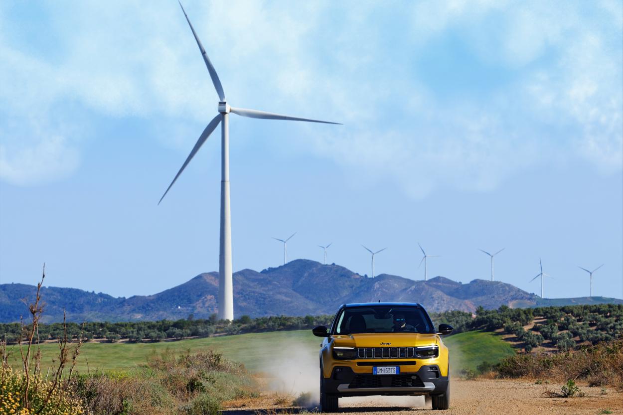 Mit Windenergie könnte man den Avenger weitestgehend CO2-neutral fahren. | Foto: Jeep