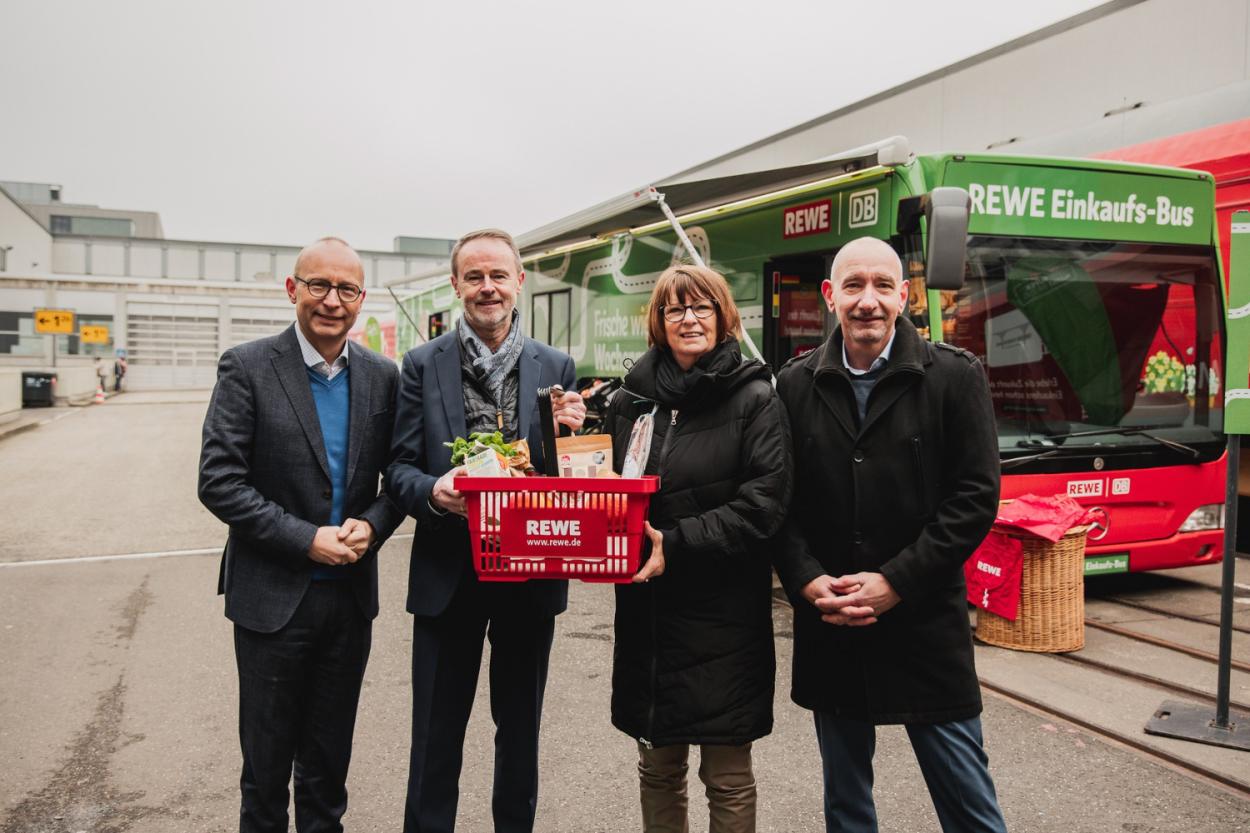 Der Einkaufs-Bus soll in ländlichen Gebieten eine alltagstaugliche Alternative zum Auto werden. Wenn die Dinge des täglichen Bedarfs direkt vor Ort angeboten werden, muss niemand mehr in die nächste Stadt zum Supermarkt fahren, v.l.n.r.: Frank Klingenhöfer, Vorstand DB Regio AG; Jürgen Scheider, Vorsitzender Geschäftsleitung REWE Mitte; Hessens Umweltministerin Priska Hinz; Carsten Lorenz, Bereichsleiter Key Account Management Fairtrade. (Foto: Deutsche Bahn AG/Dominik Schleuter)