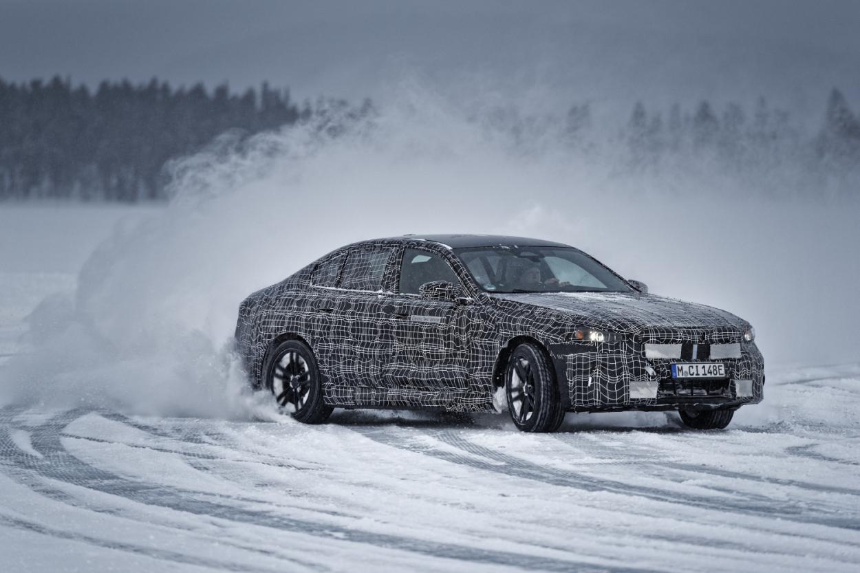 Auf den zugefrorenen schwedischen Seen gern quer: Der i5 bei finalen Abstimmungsrunden. | Foto: BMW